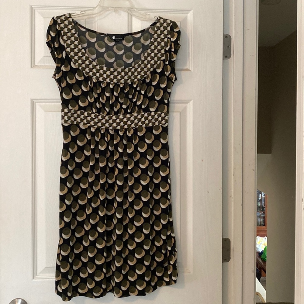 M olive tan and white print dress